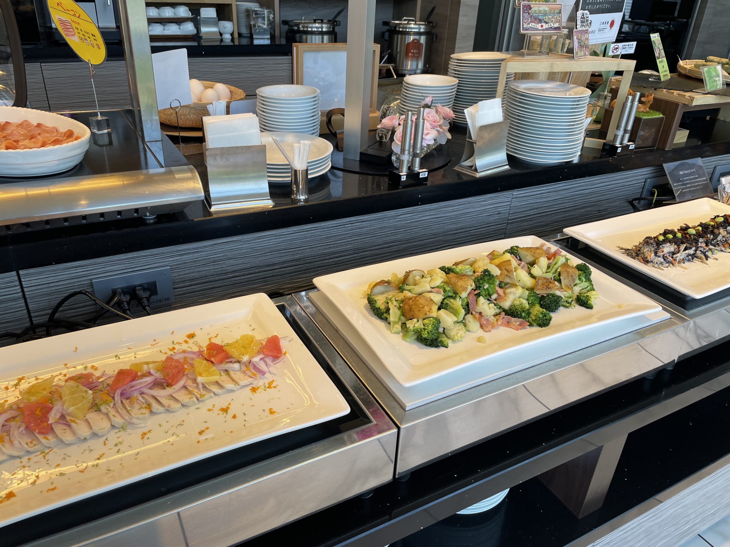 ホテル朝食ビュッフェ料理台と朝食提供の様子