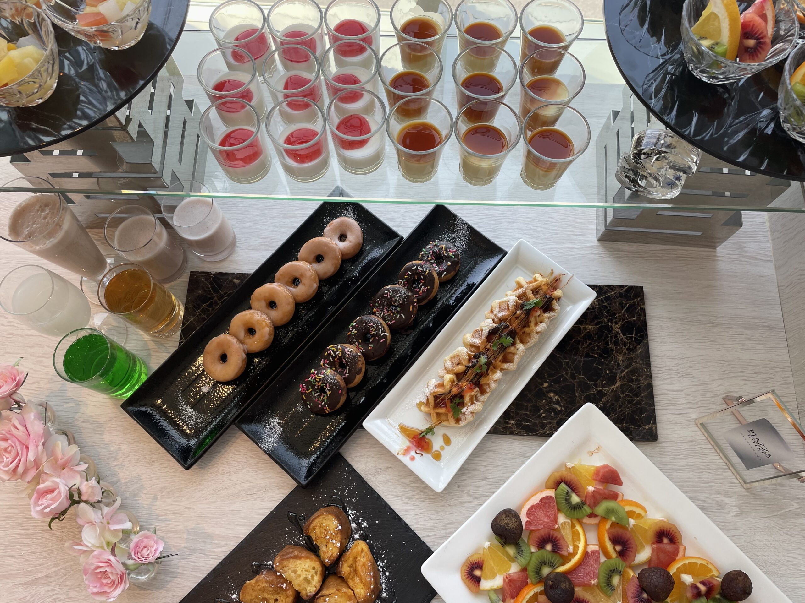 ホテル朝食ビュッフェのデザートとフルーツコーナー